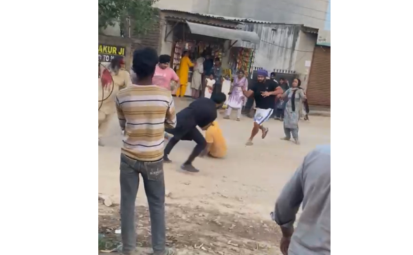 मोहाली जिले के खरड़ के jhuggiya गांव में दिनदहाड़े चले लाठी डंडे पत्थर