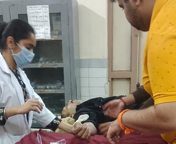 शिव सेना नेता निशांत शर्मा के सुरक्षा कर्मी ने संदिग्ध हालात में खुद को गोली मारी। घायल हालत में उसे सिविल अस्पताल खरड़ लाया गया, जहां से पीजीआई चंडीगढ़ रेफर कर दिया गया।